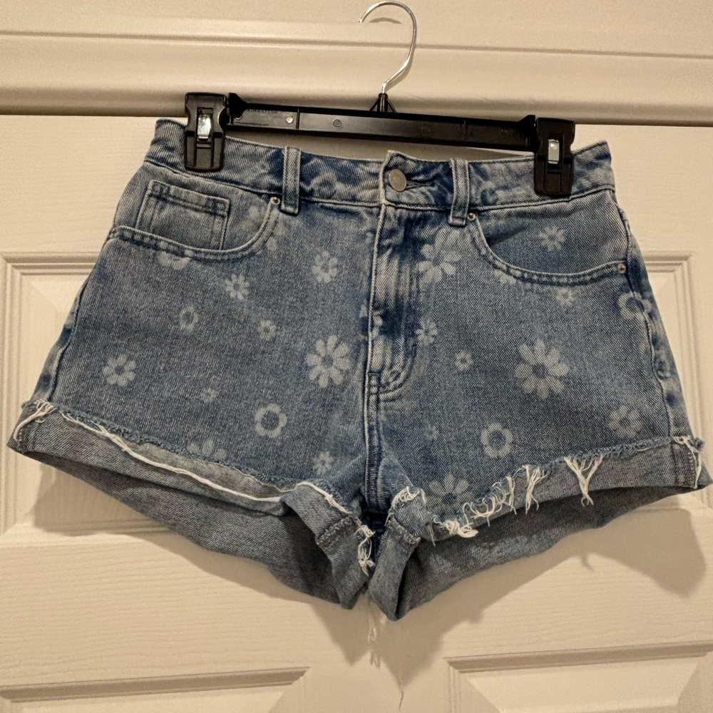 Pacsun "Mom" shorts with adorable flower patterns! Size 26